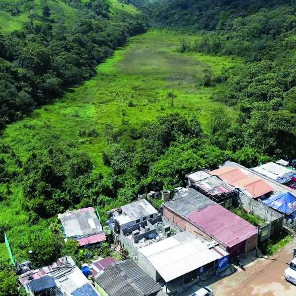 El lote (zona verde de la imagen) queda a unos 7 km de la zona central de Caldas. Mide 12,5 hectáreas pero se considera que solo 4 son aprovechables para el proyecto de planta de residuos. FOTO Manuel Saldarriaga. 