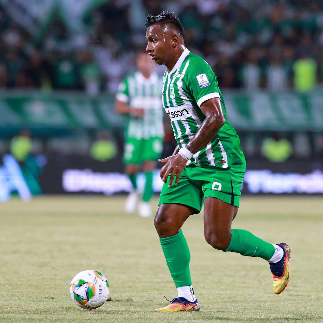 Alfredo Morelos hace un gesto de solidaridad con la gente de Córdoba. FOTO MANUEL SALDARRIAGA
