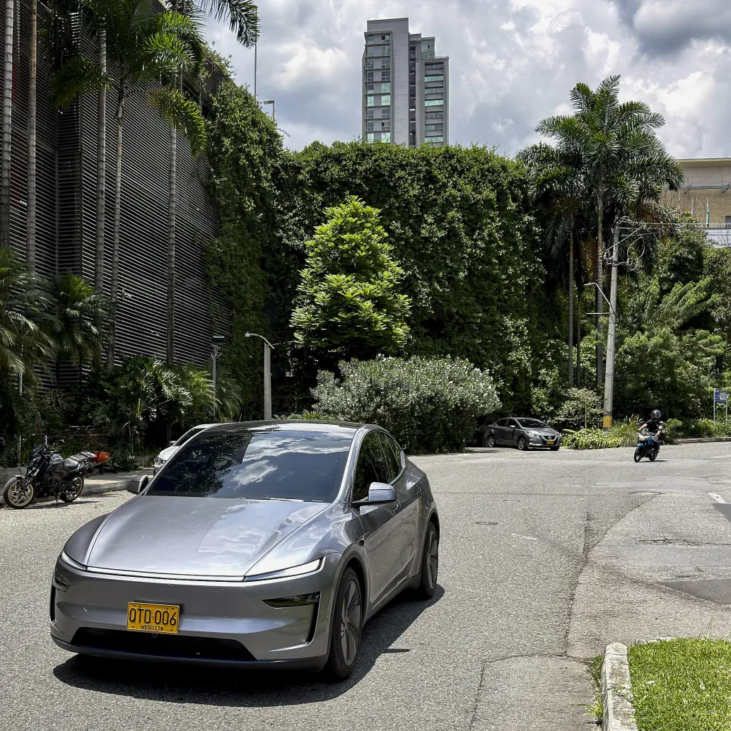 Imagen de referencia de un automóvil Tesla circulando por Medellín. Foto: Manuel Saldarriaga Quintero.