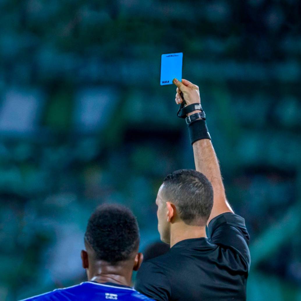 El IFAB aprobó otros cambios a las reglas de juego, pero la tarjeta azul no estuvo en el informe. FOTO El Colombiano 