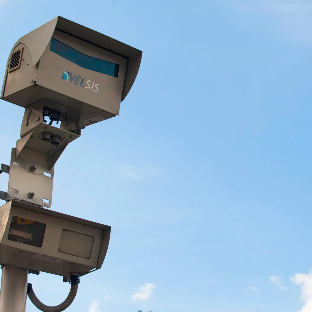 Envigado instaló dos nuevas cámaras de fotodetección en la variante a Palmas, siendo el nuevo municipio que se une a esta estrategia de sanción y control. FOTO: EDWIN BUSTAMANTE