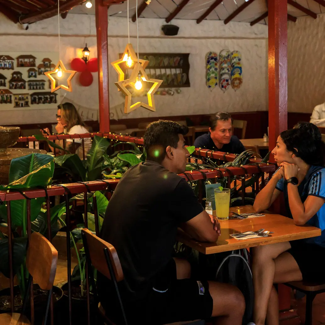 El gasto de los colombianos en restaurantes, en el último año, presiona el alza del costo de vida, según el Dane. FOTO Camilo Suárez
