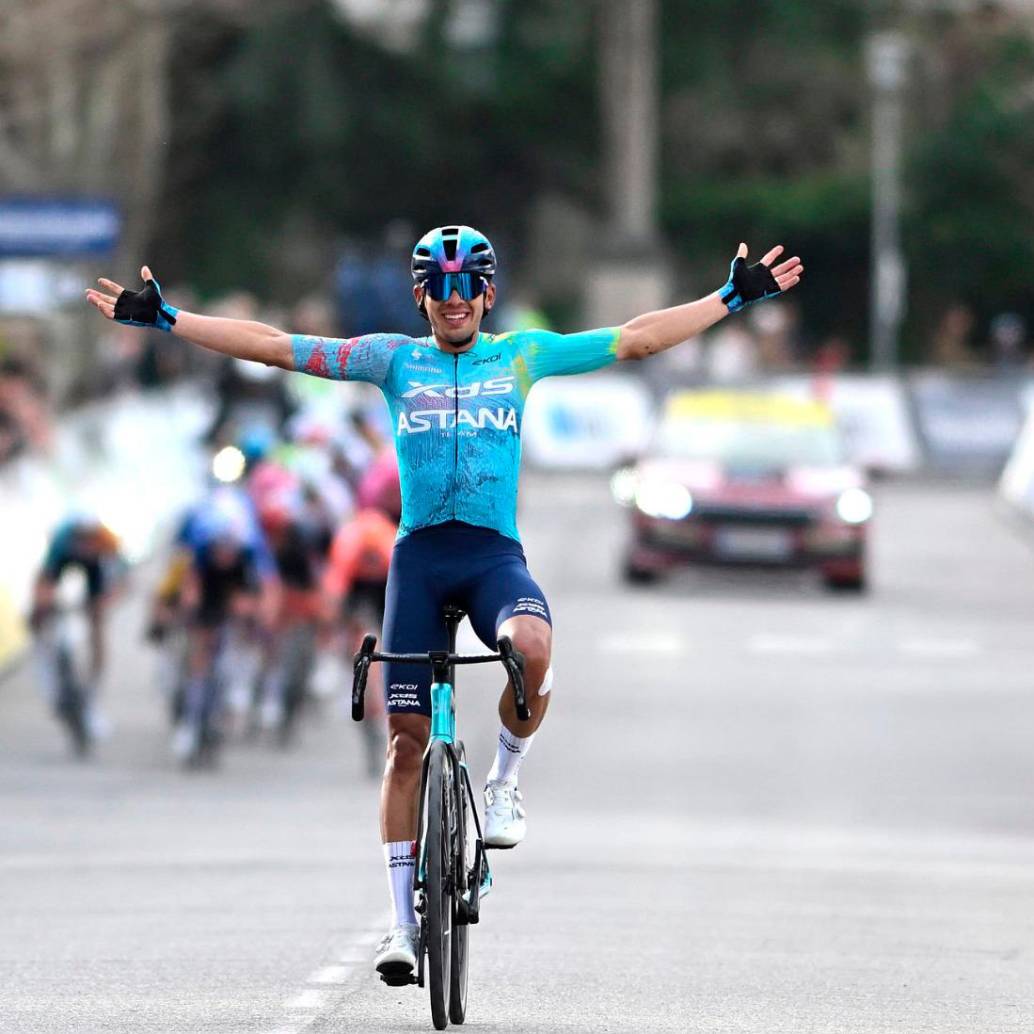 Harold Tejada y una imagen para el recuerdo tras ganar en la París-Niza. FOTO GETTY