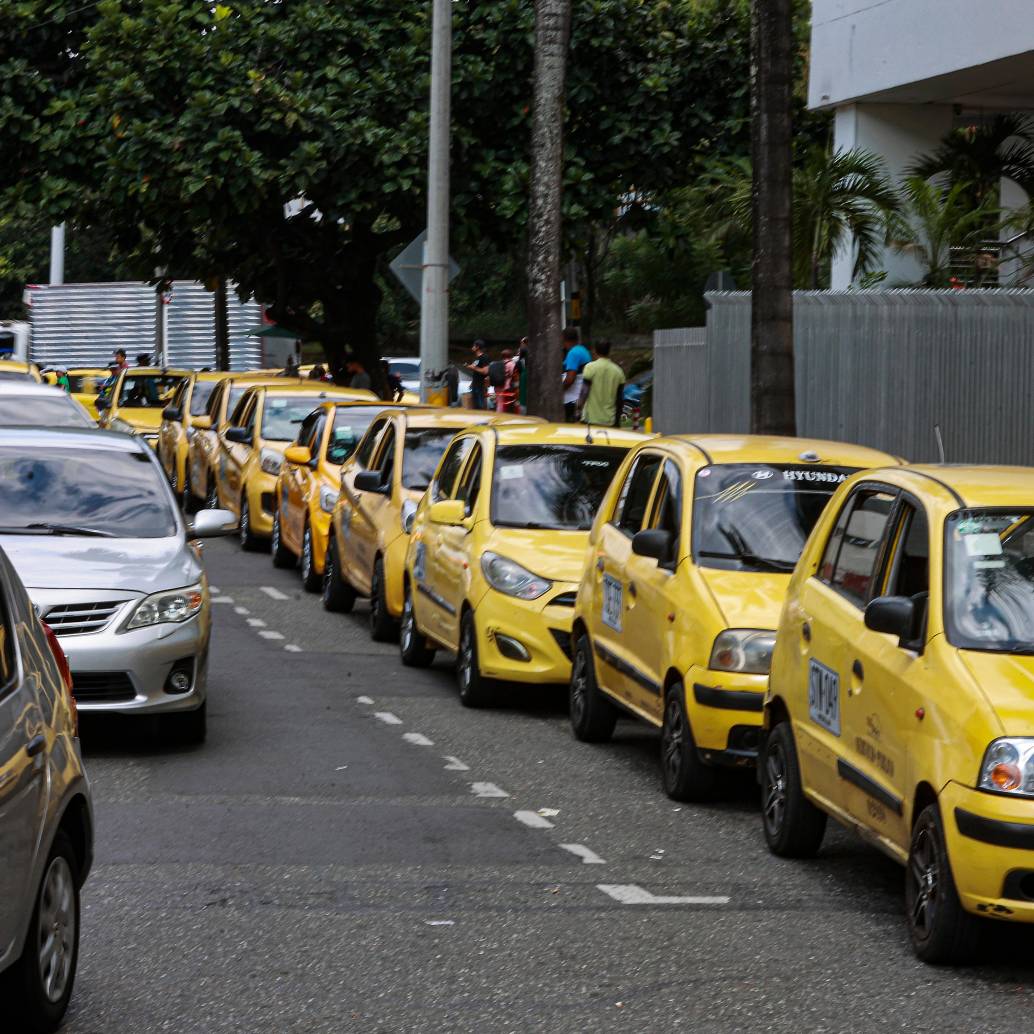 Empresarios de taxis en Medellín presentaron al presidente electo, Abelardo de la Espriella, una propuesta para modernizar el transporte público individual, fortalecer la formalidad y mejorar la seguridad del servicio. FOTO Manuel Saldarriaga