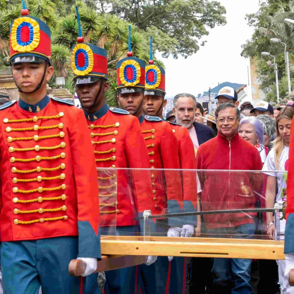 El presidente Gustavo Petro en compañía de su hija Antonella llevó la espada de Bolívar en medio de una jornada de movilizaciones. Foto: Presidencia