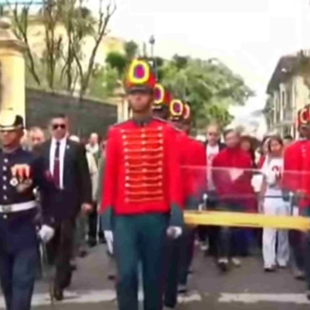 El presidente Gustavo Petro en compañía de su hija Antonella llevó la espada de Bolívar en medio de una jornada de movilizaciones. Foto: captura de pantalla