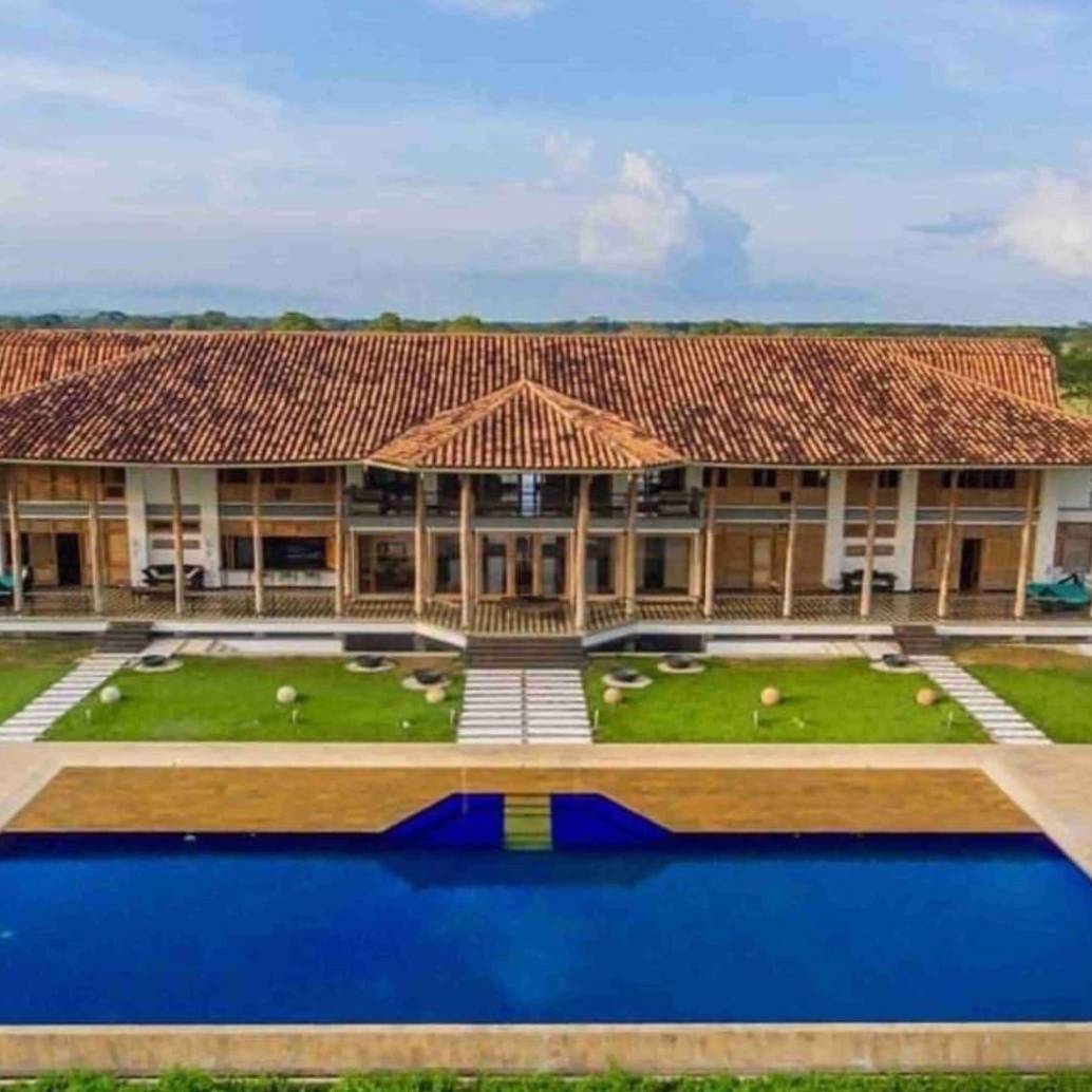 Esta es la casona principal de la hacienda Támesis, en la zona rural de Montería. Se han planteado proyectos de turismo y académicos, con asesoría de la Universidad de Córdoba, sin que nada se concrete. FOTO cortesía