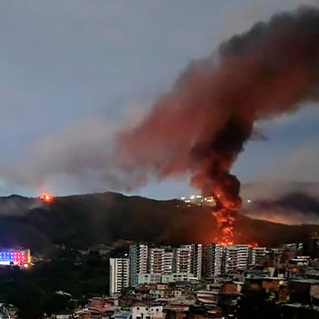 Civiles que viven en Fuerte Tiuna, el complejo militar más grande de Venezuela, abandonan el lugar en Caracas el 3 de enero de 2026, después de que las fuerzas estadounidenses capturaran al líder venezolano Nicolás Maduro. Foto: AFP