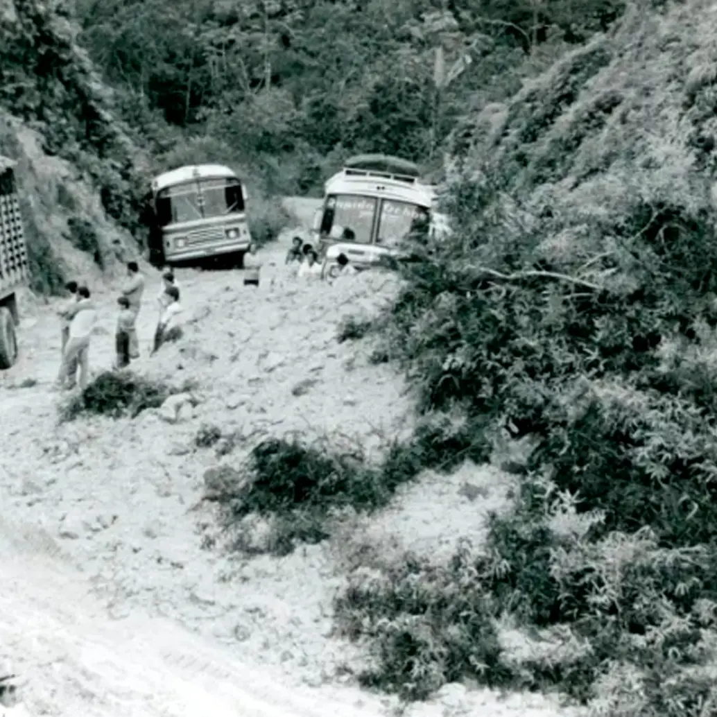 En el caso de Antioquia, la antigua vía al mar fue la que conectó al departamento con el mundo hace más de 65 años.<span class="mln_uppercase_mln"> FOTO</span> <b><span class="mln_uppercase_mln">archivo el colombiano</span></b>