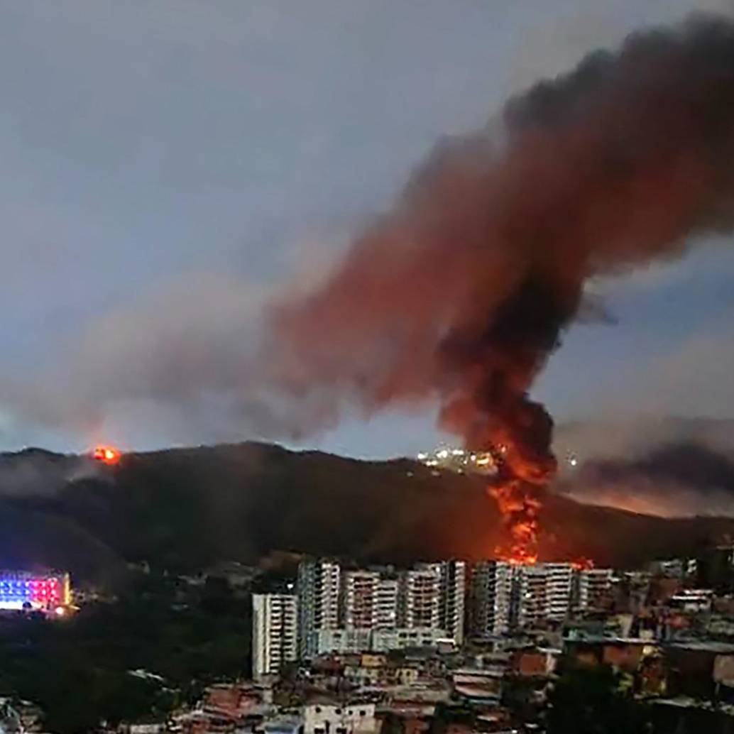 Bombardeos de Estados Unidos en Caracas en la madrugada de este sábado 3 de enero. FOTO: AFP.