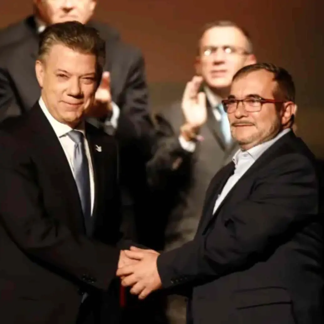 Expresidente Juan Manuel Santos y alias Timochenko en la firma del Acuerdo de Paz año 2016. Foto: Colprensa