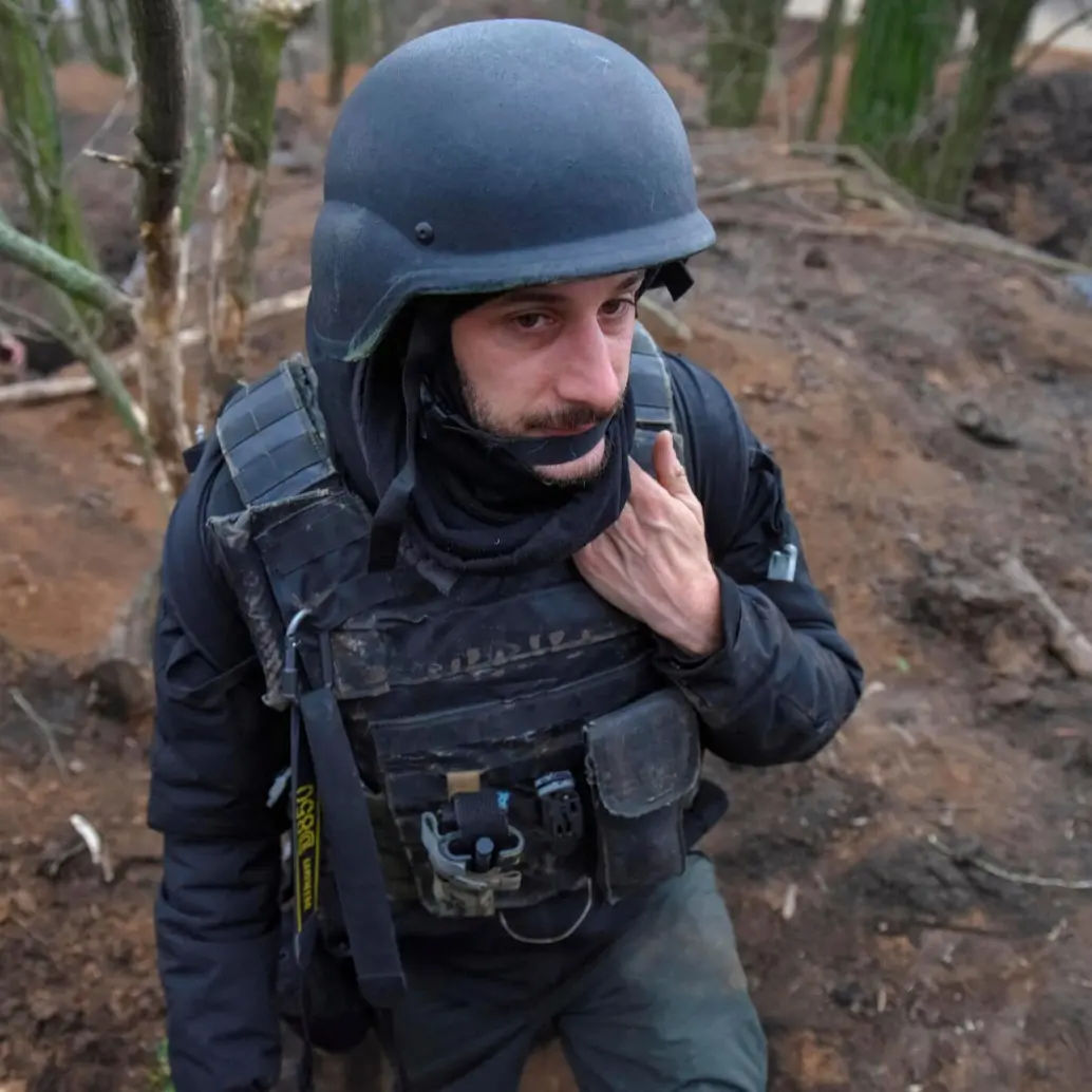 Antoni Lallican, reportero gráfico francés especializado en la cobertura de guerras, quien fue asesinado en Ucrania. FOTO: Cortesía @le_Parisien