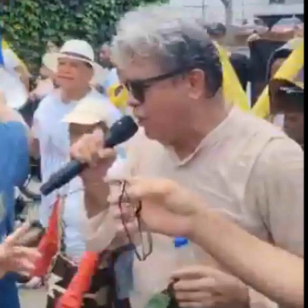 Manifestantes confrontaron al congresista Wilson Arias durante las movilizaciones del 1 de mayo. Foto: captura de pantalla.
