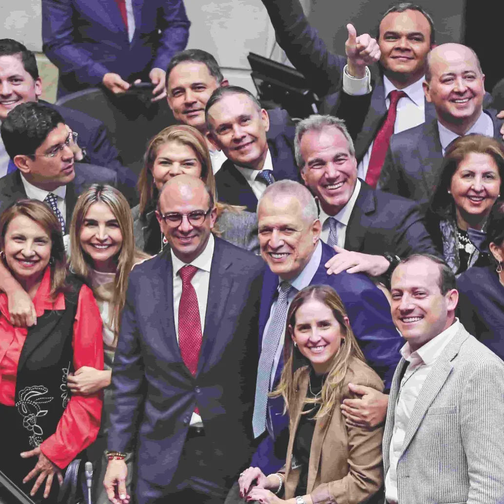 Una vez elegido Carlos Camargo (centro de la foto) se tomaron fotos para el recuerdo con varios senadores entre ellos Jota Pé Hernández y Efraín Cepeda. FOTO Colprensa