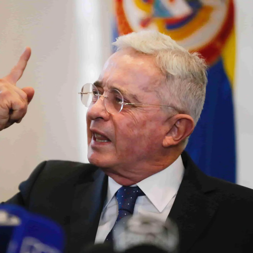 El expresidente Álvaro Uribe fue acusado por su presunta responsabilidad en los delitos de soborno a testigos y fraude procesal, de los cuales se declaró inocente. Insiste en que se trata de una persecución política. FOTO Colprensa