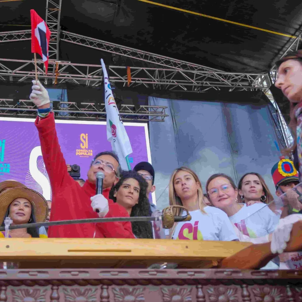 Durante una hora y nueve minutos, el presidente Gustavo Petro pronunció su discurso antes de radicar formalmente el texto de su consulta popular, acompañado por varios ministros.Foto: Presidencia