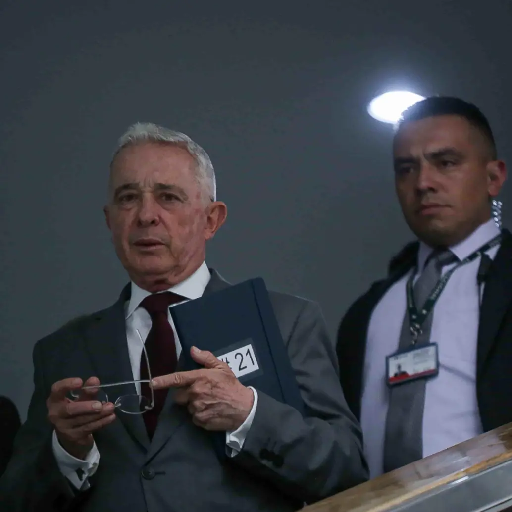 El expresidente, Ávaro Uribe, en juicio por los delitos de soborno a testigos y fraude procesal. Foto: Colprensa