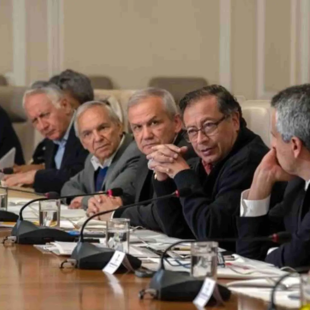 El presidente Gustavo Petro rodeado de sus exfuncionarios, todos salpicados en el escándalo de la UNGRD. Foto: Presidencia