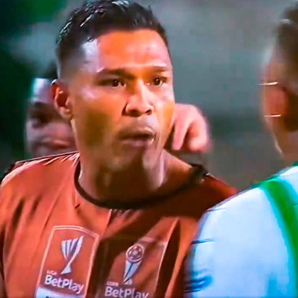 Alfredo Morelos y Teófilo Gutiérrez protagonizaron un agarrón al finalizar el partido en Ditaires. Foto: Captura tomada de @rtx876589.