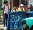 Un hombre hurga en un contenedor de basura en La Habana. La mendicidad en Cuba está asociada a la pobreza extrema, el abandono familiar y problemas de salud mental. FOTO: AFP