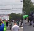 Manifestantes y agentes de la policía protagonizaron choques en las afueras del estadio Azteca durante la inauguración del Mundial 2026, en medio de reclamos por mejoras laborales y justicia para las víctimas de desaparición forzada en México. FOTO: Captura de video.
