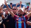 Salah en el aeropuerto de Estambul recibido por los aficionados del Trabzonspor. FOTO: <b>X Trabzonspor</b>