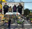 Adelante, los dos capturados por la Policía. Atrás, megaoperativo sobre la calle San Juan. FOTO: Cortesía Alcaldía de Medellín
