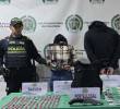 Los dos sujetos poseían bazuco, armas tipo changón y dinero en efectivo que se presume es de la venta ilícita de estupefacientes. Foto: Secretaría de Seguridad Bogotá.