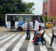 Imagen de referencia de una persona de movilidad reducida cruzando una de las calles de la ciudad. FOTO: Cortesía Ruta N.