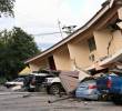 Un edificio quedó casi completamente destruido después del terremoto, aplastando a los vehículos que estaban parqueados debajo. Foto: AFP.