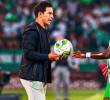 Diego Arias da indicaciones a Marino Hinestroza durante el duelo entre Nacional y Millonarios. FOTO MANUEL SALDARRIAGA.