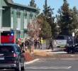 Un joven de 16 años irrumpió en el colegio, quitándole la vida a tres niños y a un profesor, antes de ser encarado y abatido por un residente local. FOTO: Captura de video de redes sociales de @polymarketenesp.