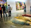 En la instalación<i> Corpos vulneráveis em tempos de crise</i>, el artista brasileño Ueliton Santana dispone redes de pesca como sudarios que aluden a la fragilidad de los cuerpos ausentes. FOTO camilo suárez