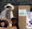 Adelante, en morado, los municipios con mayor riesgo. Atrás, una jornada de votación en Ituango. Foto: EL COLOMBIANO