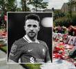 Después de conocer la muerte del jugador portugués de 28 años, los hinchas y aficionados del futbol llenaros las calles de la ciudad de Liverpool y las afueras en Anfield con homenajes a Diogo Jota. FOTO: AFP Y LIVERPOOL