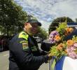 Un agente de la Policía decorando su patrulla para el Desfile de Silleteros. Foto: Andrés Camilo Suárez Echeverry