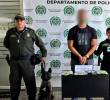 El detenido junto a la droga incautada tras el operativo policial. FOTO: Cortesía