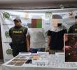 Adelante, la caleta hallada en zona rural de la verada. Atrás, dos detenidos junto a varios elementos. FOTO: Cortesía.