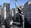 Estatua creada por Bansky ubicada en Waterloo Place en Londres. Foto: captura de video