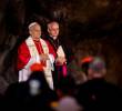 El papa León XIV reza el Rosario junto al arzobispo italiano Diego Ravelli en la Gruta de las Apariciones de Massabielle, en el Santuario de Nuestra Señora de Lourdes. Foto: AFP
