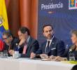 Abelardo de la Espriella presenta, junto a su vicepresidente José Manuel Restrepo, un libro con presuntos hallazgos del gobierno Petro a la Fiscalía, la Contraloría y la Procuraduría. FOTO: @jrestrp