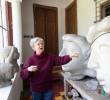 La poeta María Elena Quintero custodia algunas de las obras del maestro Rodrigo Arenas Betancourt. Foto: Esneyder Gutiérrez.