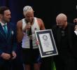 Pitbull recibió el certificado de Guinness World Records tras reunir a 22.141 personas con calvas postizas antes de su concierto en el BST Hyde Park de Londres, el 10 de julio. FOTO: AFP.