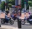 Policía reduce a hombre que lo amenazaba con una piedra en Barranquilla; maniobra se vuelve viral en redes sociales. FOTO: redes sociales.