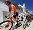 dEl ciclista holandés Thymen Arensman (izq.), y el ciclista colombiano Egan Bernal en la cuarta etapa de la 108.ª carrera ciclista del Giro de Italia, de 189 km desde Alberobello a Lecce. FOTO: AFP