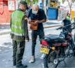 La Policía y el Ejército incrementaron los patrullajes en los principales corredores viales, centros turísticos y zonas comerciales de Santa Marta. <b>FOTO: AFP</b>