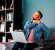 Los empleados agotados pueden mostrar menor participación en reuniones, reducir su productividad, retrasar entregas o incluso aislarse de su equipo de trabajo. FOTO: GETTY