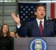 <span class=mln_uppercase_mln>El</span><b><span class=mln_uppercase_mln> gobernador de Florida, Ron DeSantis, defendió el derecho a arrollar a manifestantes que amenacen a personas en vehículos en Estados Unidos. FOTO: GETTY</span></b>