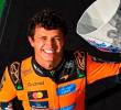 Lando Norris con el trofeo del GP de Países Bajos. FOTO: <b>X McLarenF1</b>