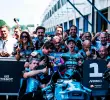 El motociclista colombo-español David Alonso celebra su victoria con el staff de su equipo. Foto: tomada del x de @AsparTeam